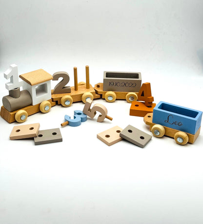 bunter Geburtstagszug mit. Kerze