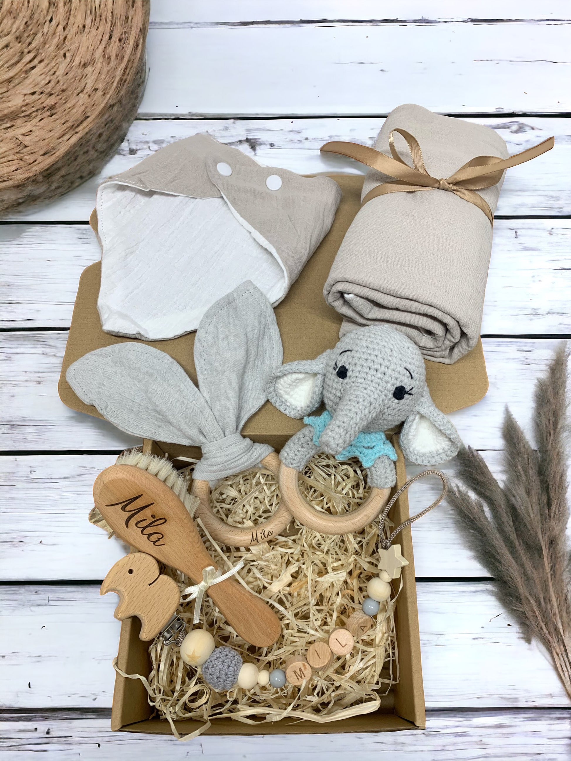 Baby geboorteset beschermt het gezondheidsboekje en rammelaar Gabriel Baby geboorteset beschermt het gezondheidsboekje en rammelaar Gabriel