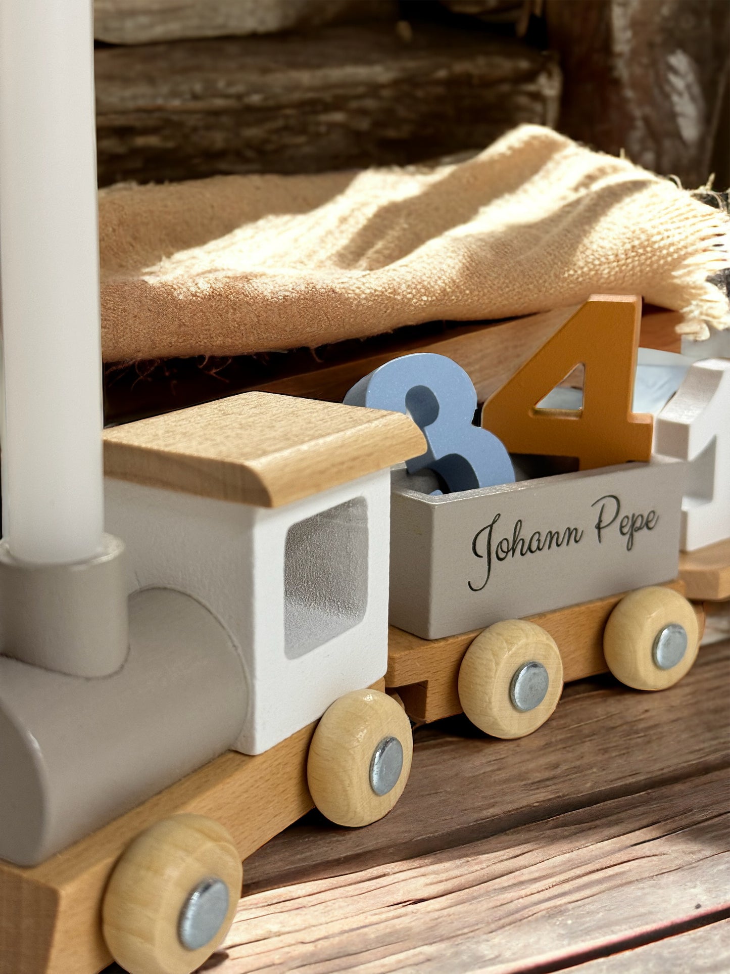 bunter Geburtstagszug mit. Kerze