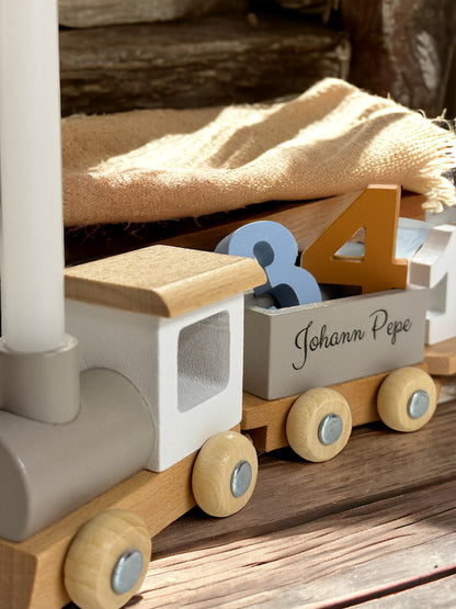 bunter Geburtstagszug mit. Kerze