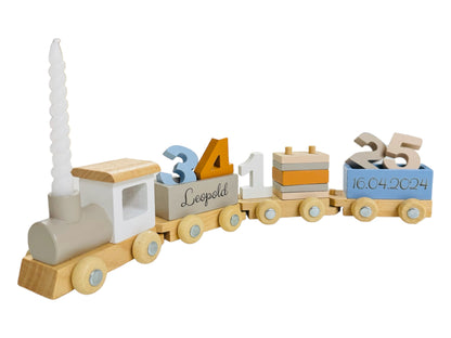 bunter Geburtstagszug mit. Kerze